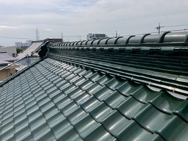 各務原市で瓦屋根の点検、棟のゆがみや固定のゆるみ、漆喰の劣化状況を確認